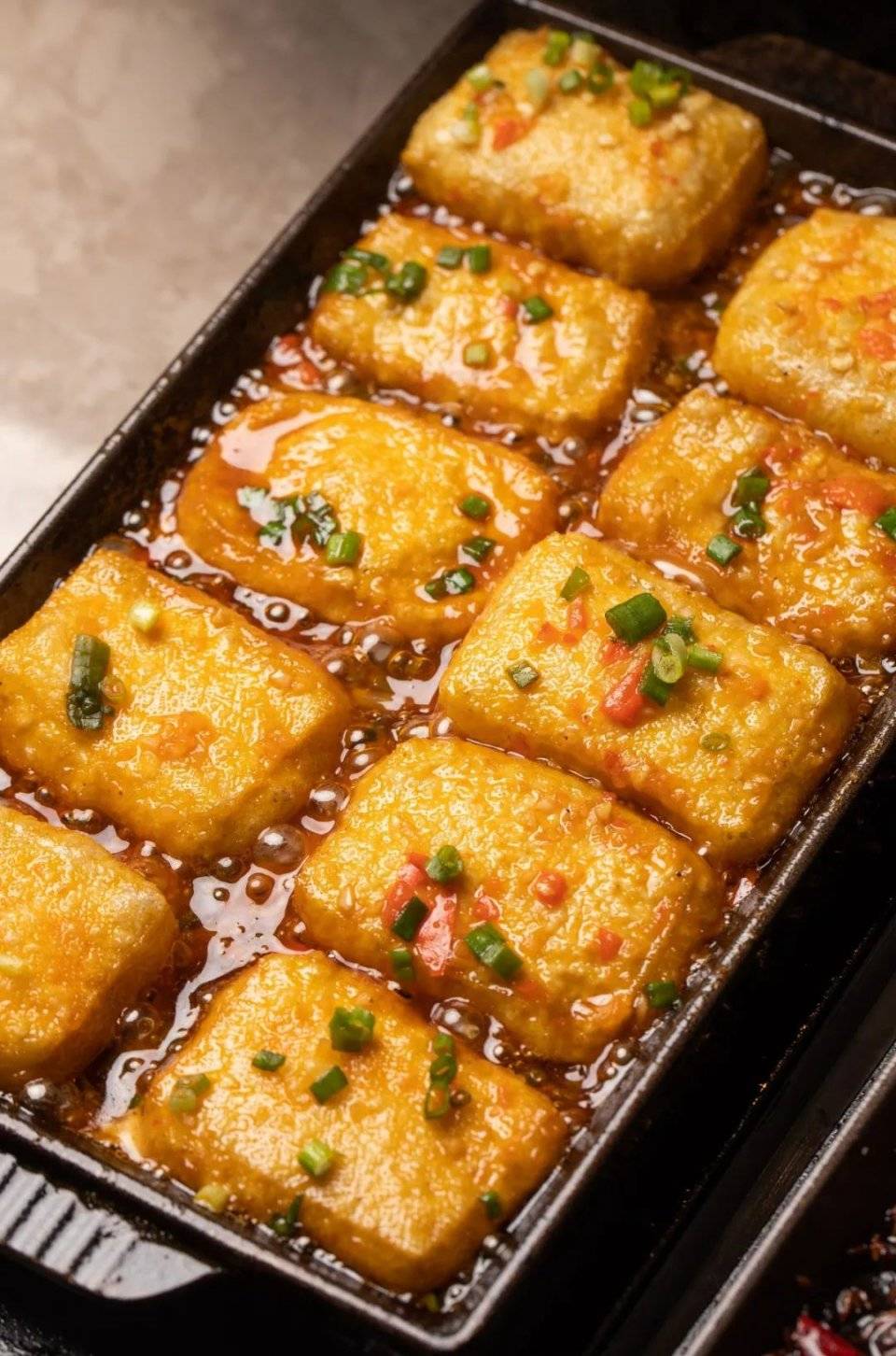 蛙小侠小吃中的主c位"石板包浆豆腐",外酥里嫩,一口爆浆!