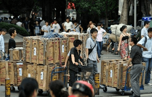 华强北陈金陵:曾是亿万富翁破产后,老婆卷款离去,如今沦落街头