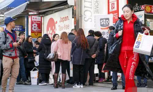 日本便利店外设置中文标牌，内容引发中国游客众怒！