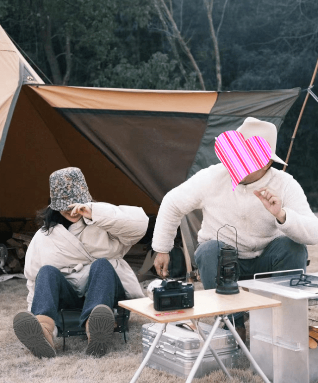 董花花露营生图曝光,皮肤状态差气质一般,与精修照判若两人