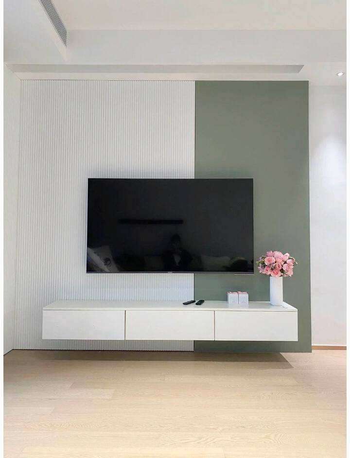 6m,其中波浪板部分1.6m,绿色石膏板部分1m,电视机65寸,比例刚刚好.