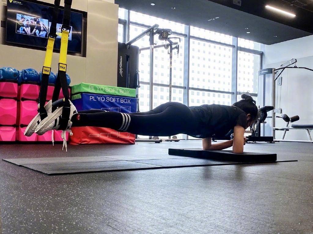 田朴珺晒倒立健身照,身材姣好惹人羡,时尚衣着也变得越来越好