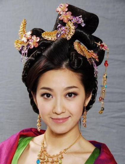 所以,尽管在tvb并不受捧,但陈自瑶演戏态度认真,加上各种扮相都美