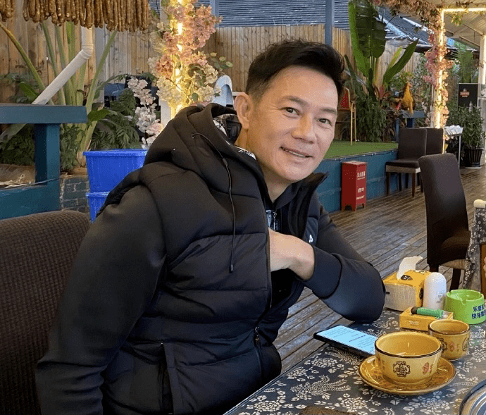 张兆辉游云南晒美食,57岁帅气不减,妻子是身价上亿的富婆_生活