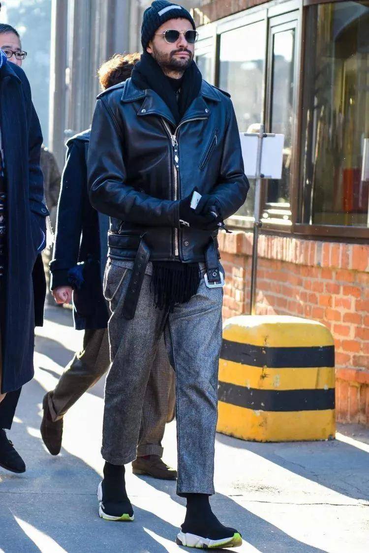 虽然皮衣和西裤在颜色的选择上并不是很多,但也足够搭配出不同的色调