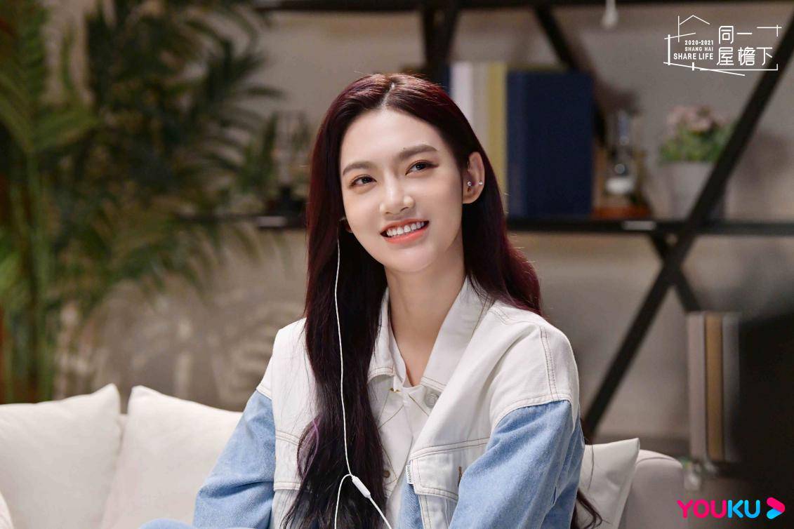 《同一屋檐下》邓紫棋魏大勋对视画风突变,曾可妮吃瓜笑到上头_梦娜