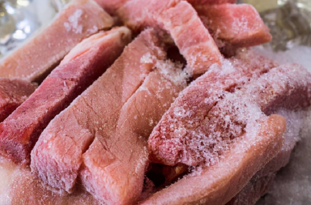 但如果你是想快速给肉解冻的话,那就往冻肉的表层直接抹上食盐,这么做