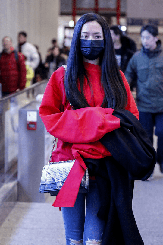 原创郭碧婷真是气质女神红色卫衣配牛仔裤简约优雅高级感爆棚