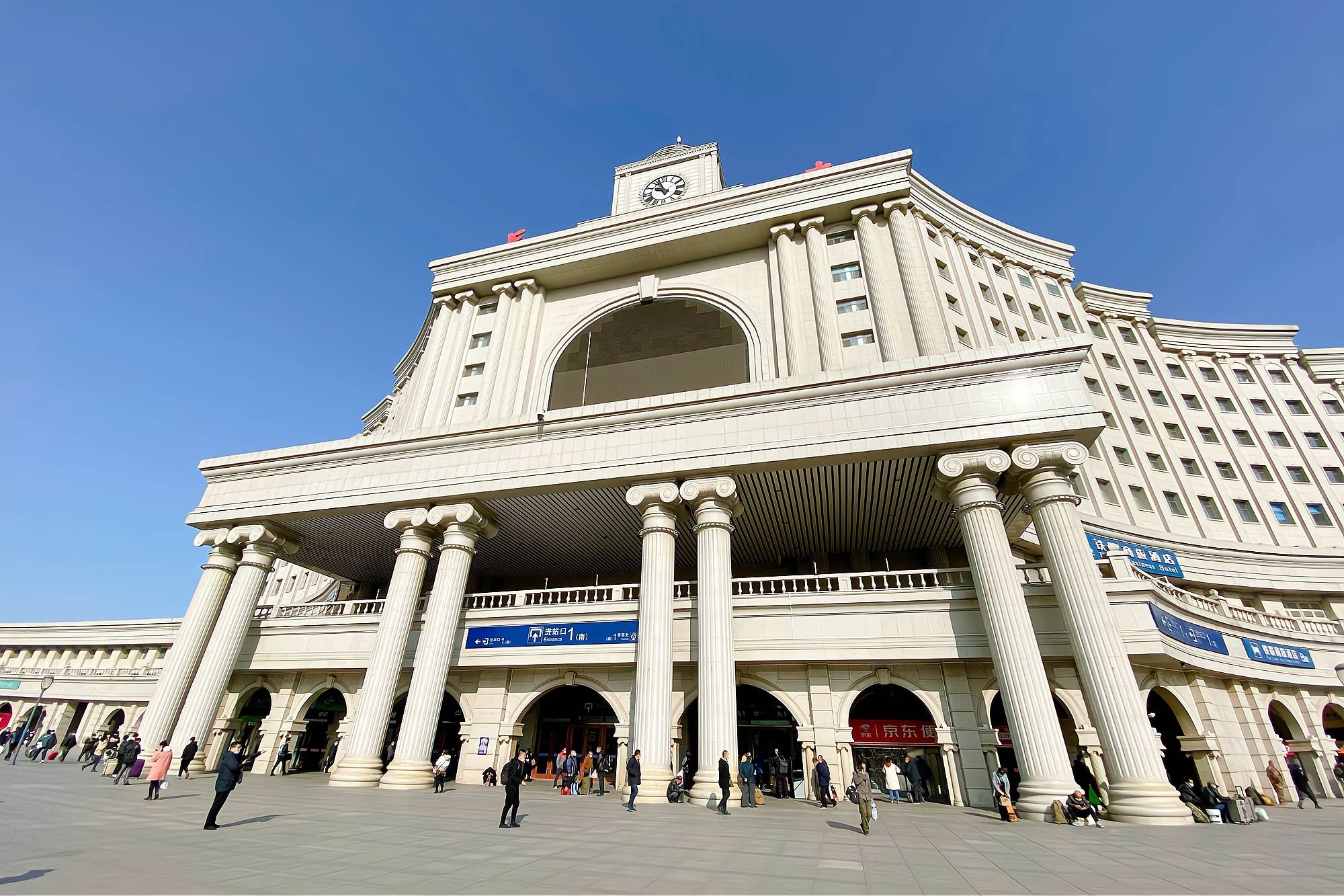 长春地标建筑之一，百余年历史的长春站，吉林省最大的交通枢纽