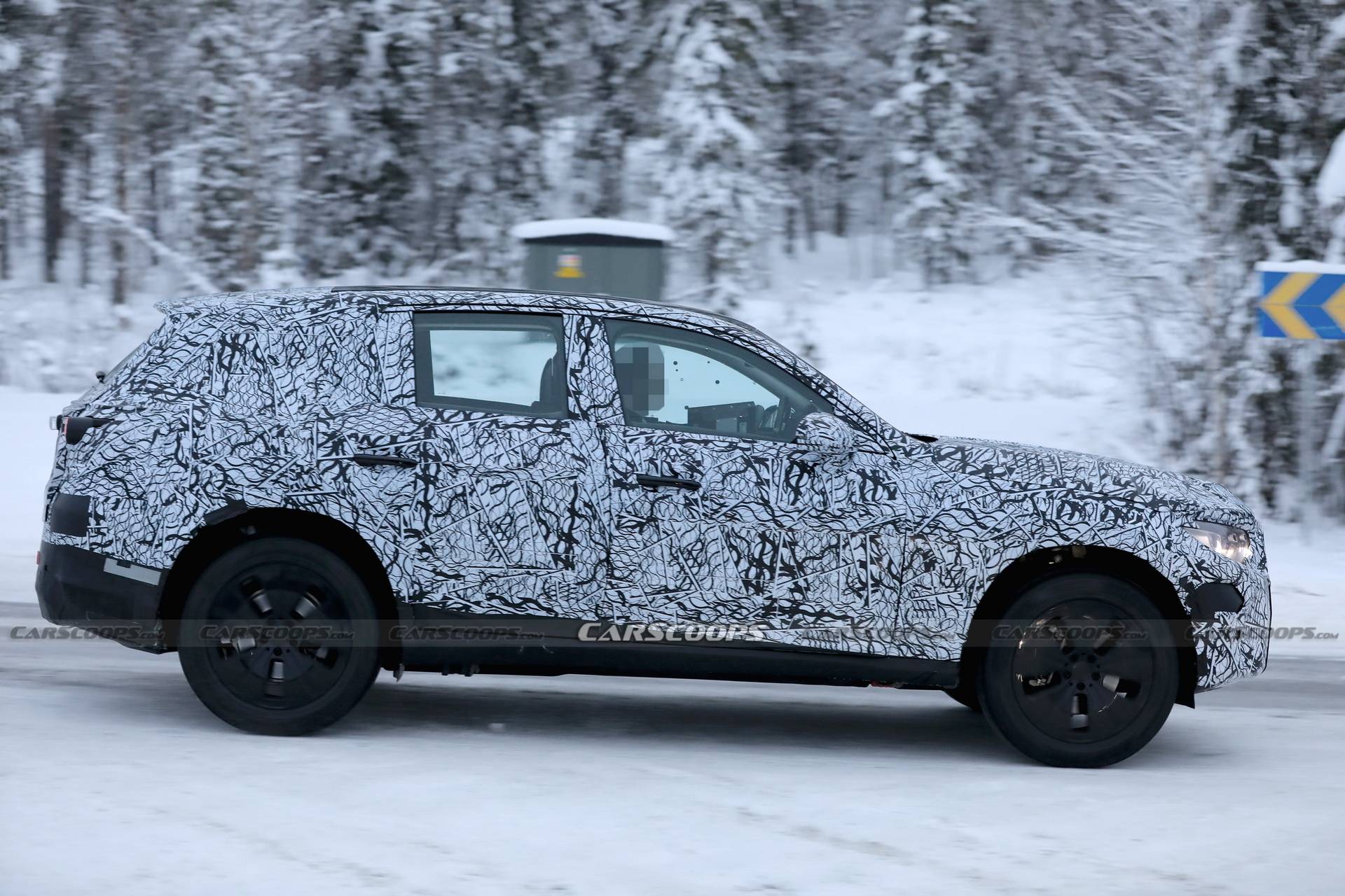 下一代奔驰glc冬季测试谍照曝光轴距有所增加车身似乎变矮将于年底