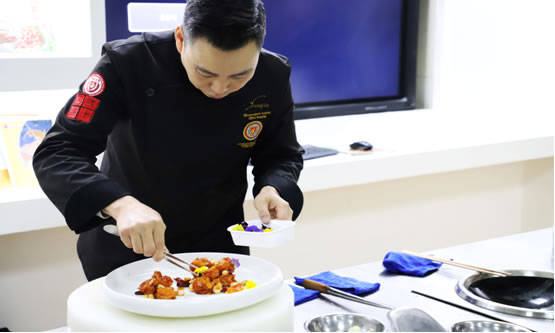 中国史派川菜传承人兰明路大师走进课堂传授川菜技艺