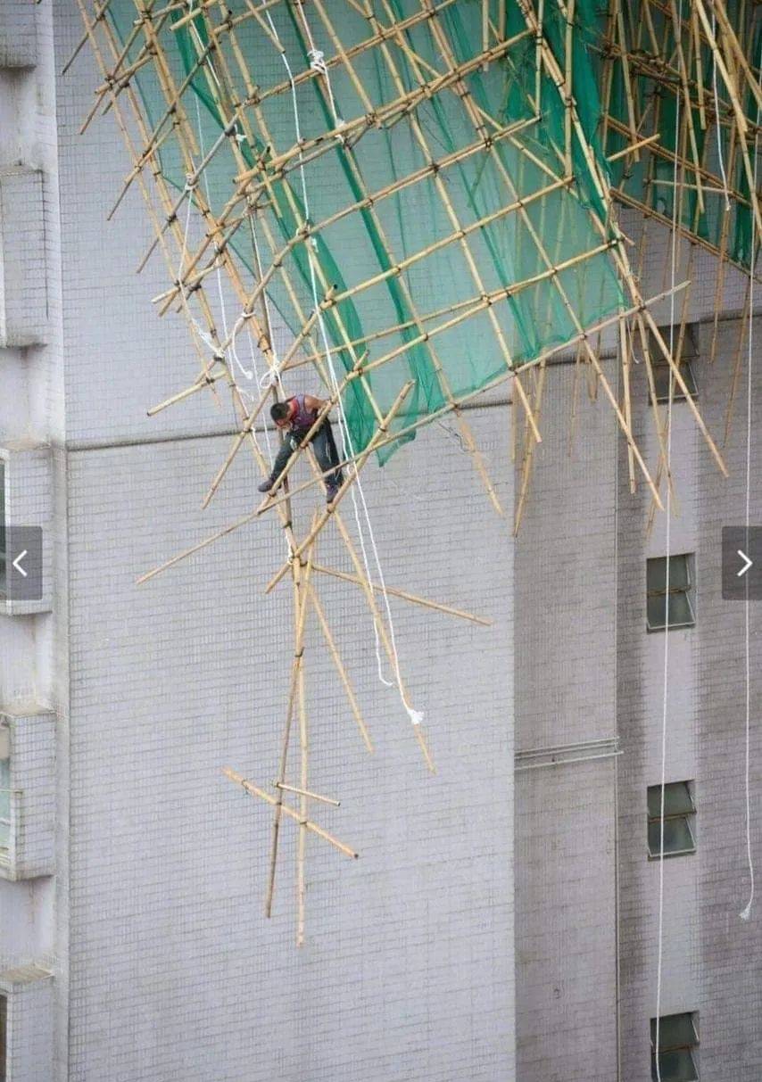 安全生产人人有责!严禁违章作业.香港一在建工地发生脚手架坍塌事故