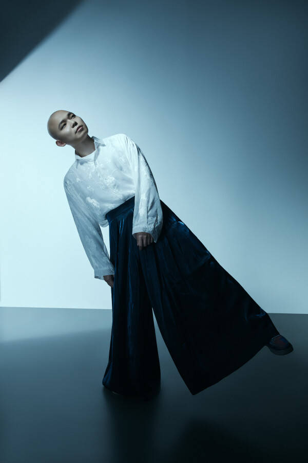 「年少时狂而贪 成年后卑且惋」光头华夏新歌《狂而贪》上线