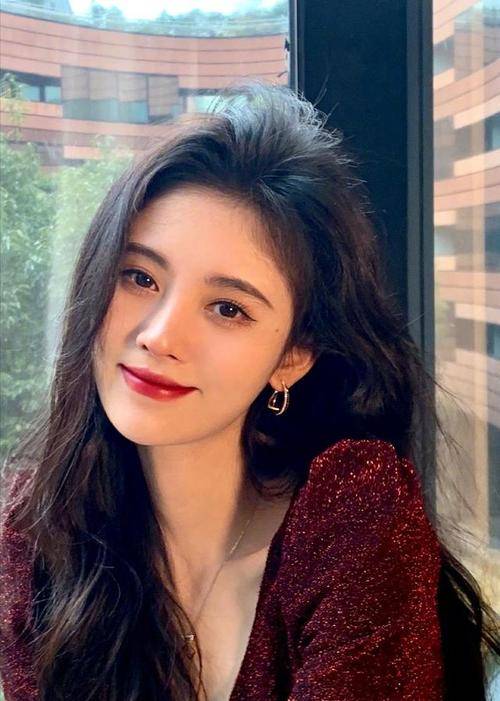 不仅鞠婧祎是月牙脸,原装的刘诗诗也是月牙脸了,减肥