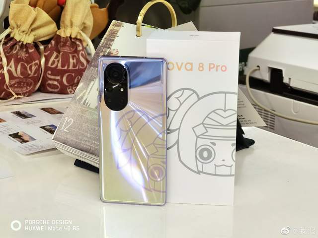 有意思的是,华为nova8 pro有王者荣耀礼盒版,里面的定制元素非常有