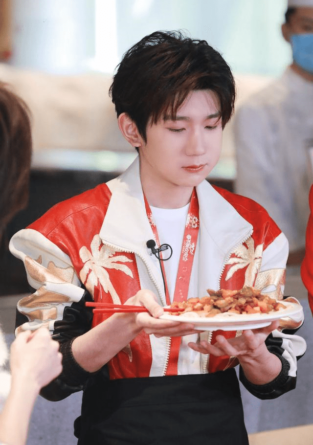 吃什么东西,或许女明星已经有了自我身材的严格管理,王源则现场直接变