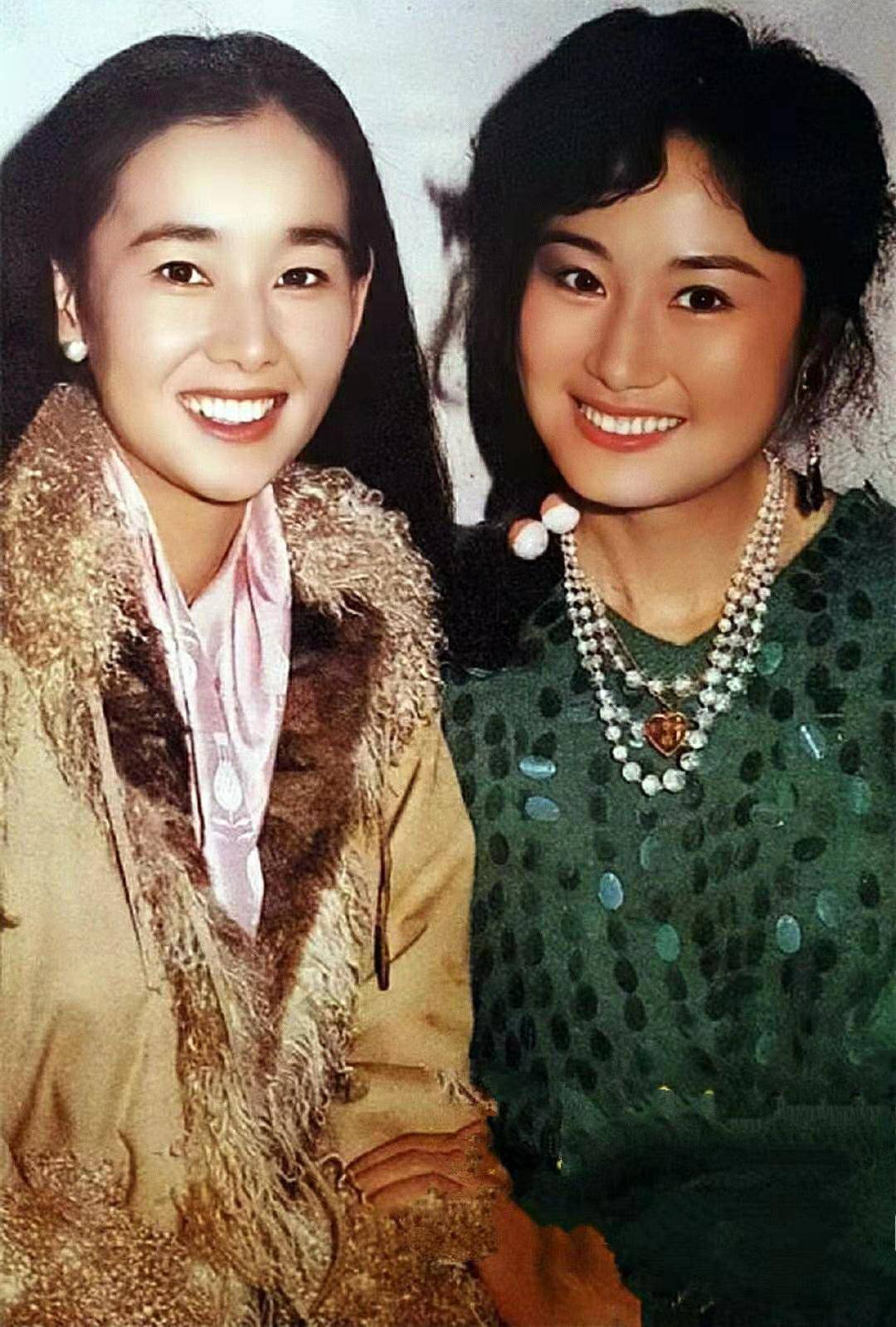 原创中野良子年轻时好有味道穿驼色大衣风情时髦气质不输山口百惠