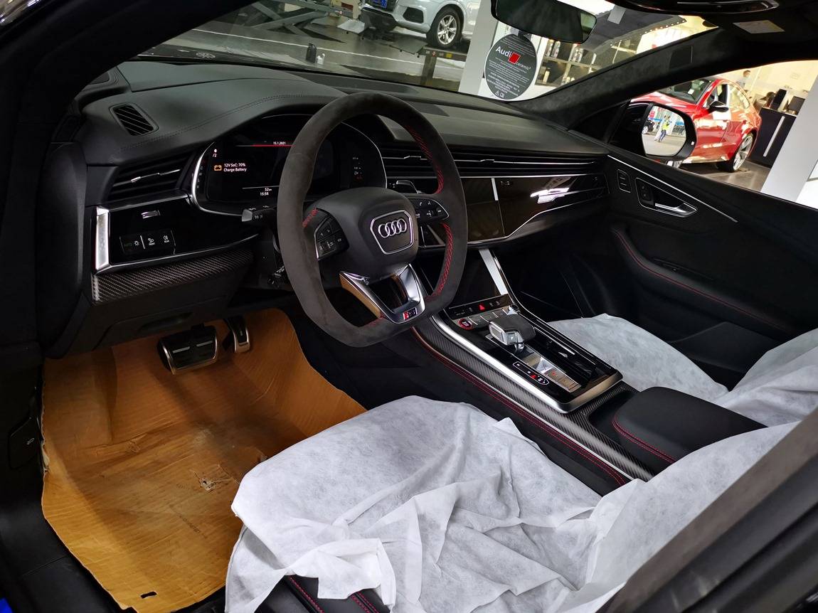 刹车盘),黑色高光风格包,带红色卡钳的陶瓷制动器,红色rs内饰风格包