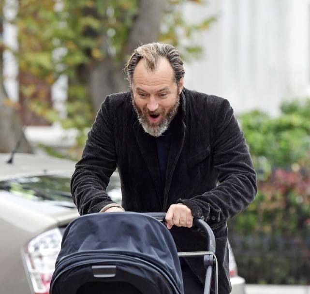 原创48岁裘德洛再当爸爸,带娃出街变奶爸,第六个孩子依旧有新鲜感