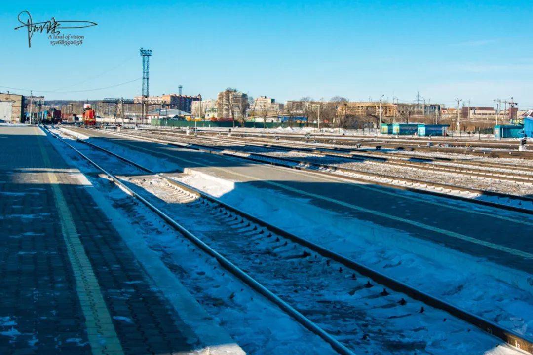 在这座曾经叫做“海兰泡”的俄罗斯城市，凝望穿越冬天的列车