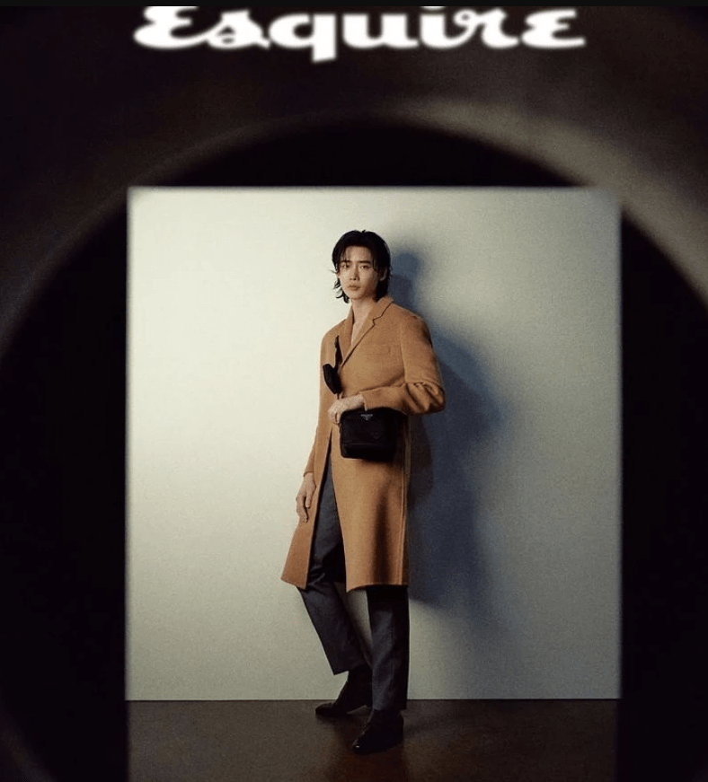 李钟硕退伍首登杂志长风衣天鹅颈让女生都羡慕