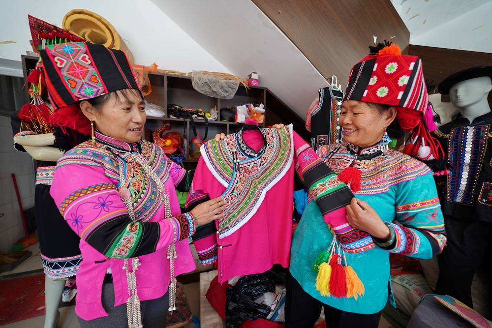 原创建水街头尼苏店守着彝族大妈绣娘梦心里藏着多彩民族情怀