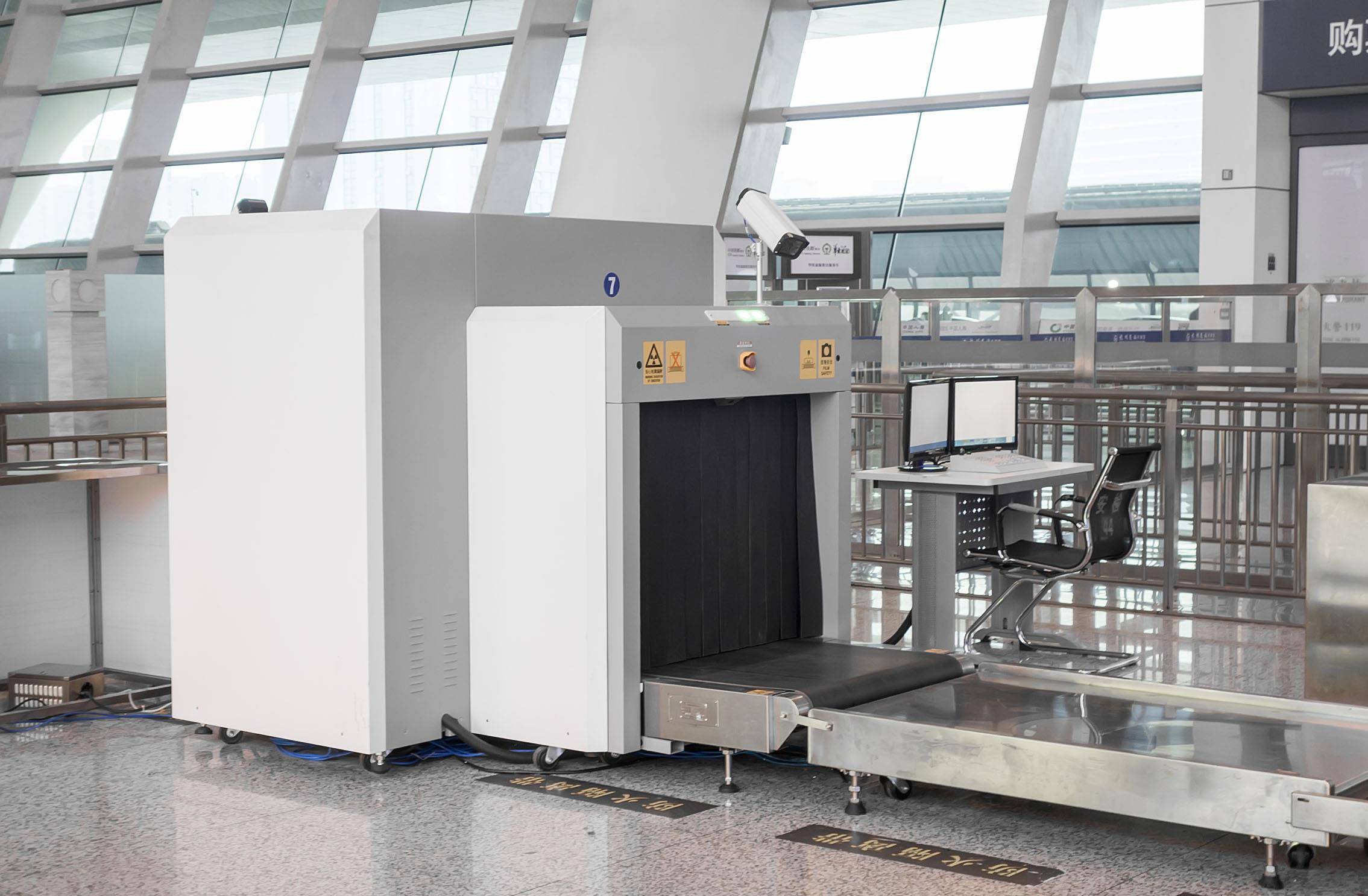 同在南京地铁的4号线,一位3岁男孩将小手放在安检仪的传送带上,4根