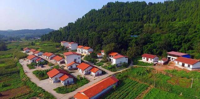 鄉村旅遊等在隆盛鎮黎明村,河邊鎮金靈村等地共新建集中安置點84個