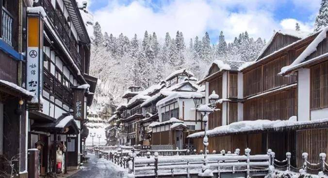日本最美温泉，犹如误入《千与千寻》的世界，浪漫从雪后美景开始