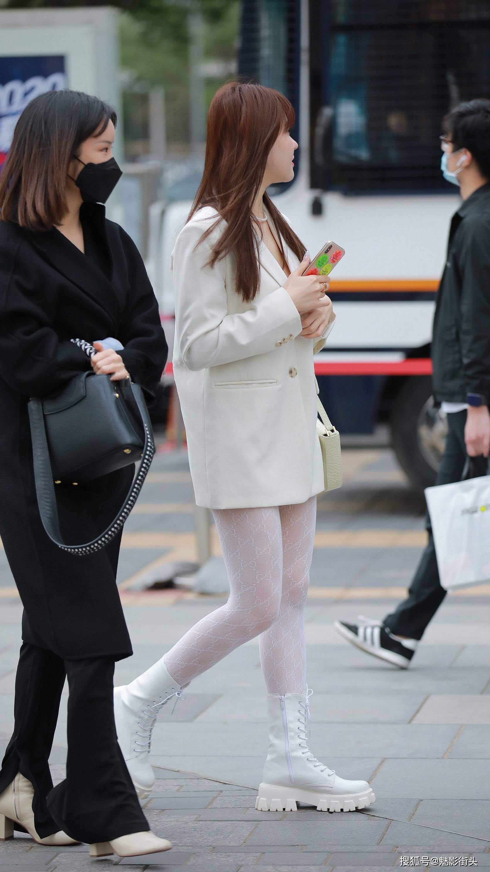 白色系下装消失,用白色提花丝袜连接上衣和鞋子,让搭配效果升级_手机