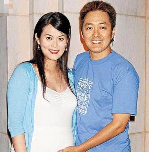 与纪佩伶婚后20年仍然恩爱如初,两人还有三个可爱的孩子,一家人其乐融