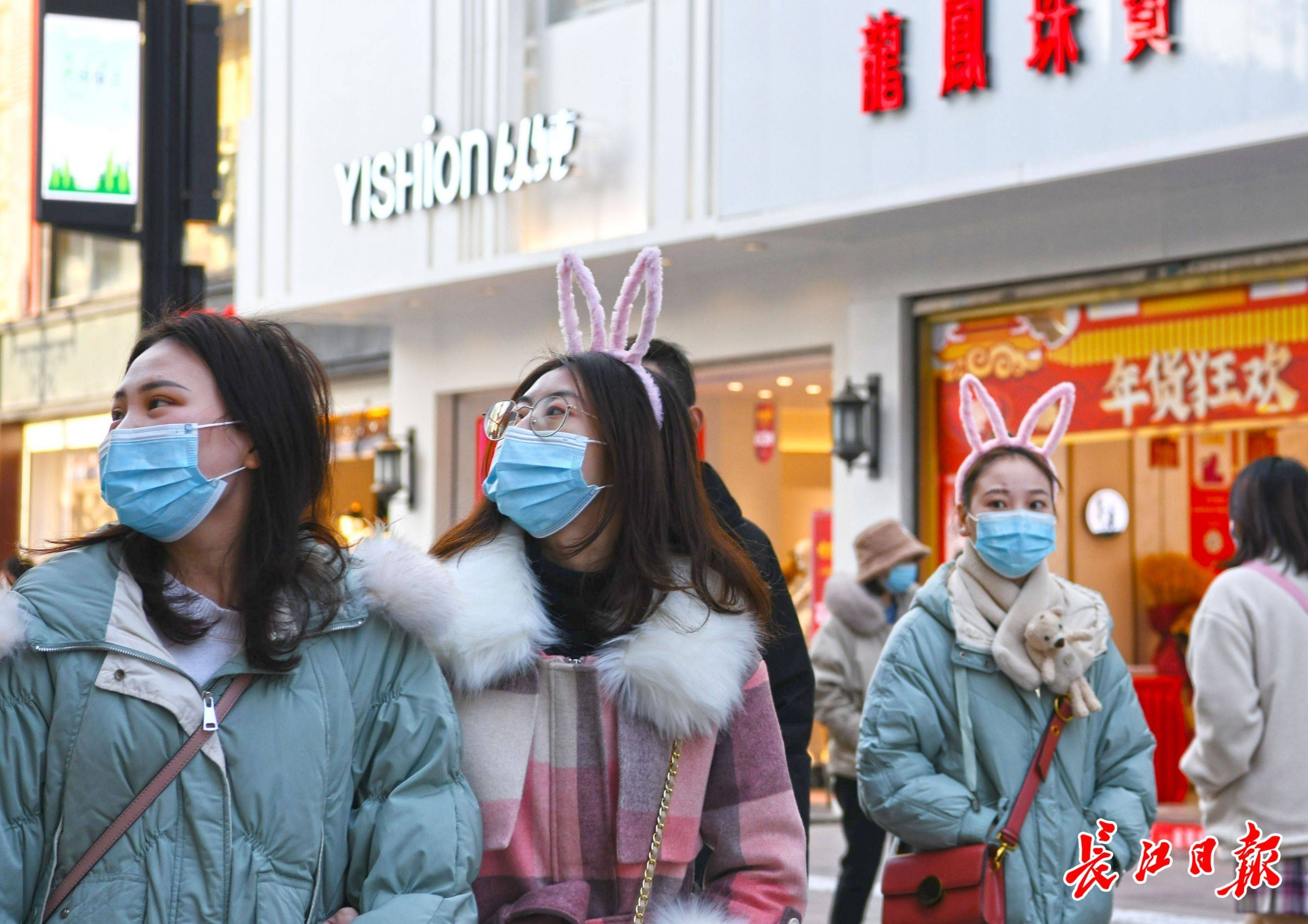 武汉人很自觉!出行戴口罩成为标配,主动测量体温