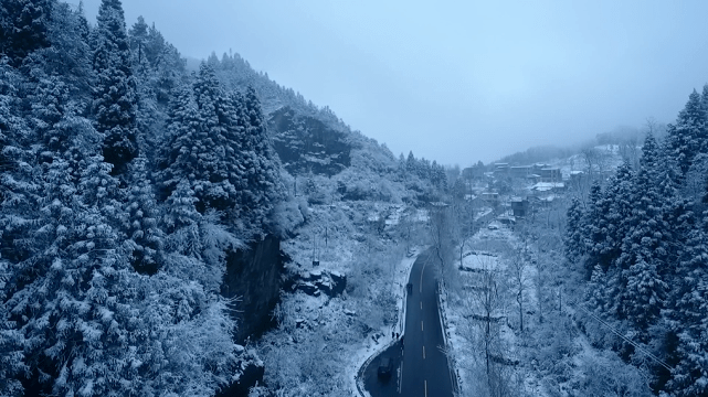 龙山：高海拔地区迎来降雪 雾凇冰凌宛如仙境