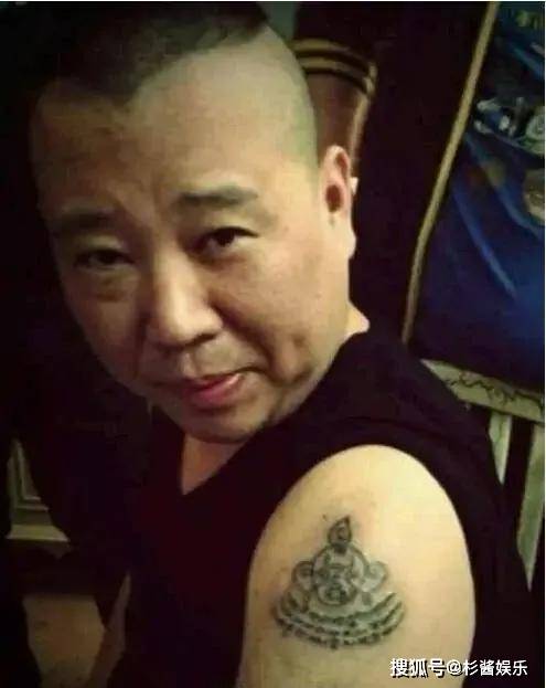 胳膊上.但是他的纹身图案却与.