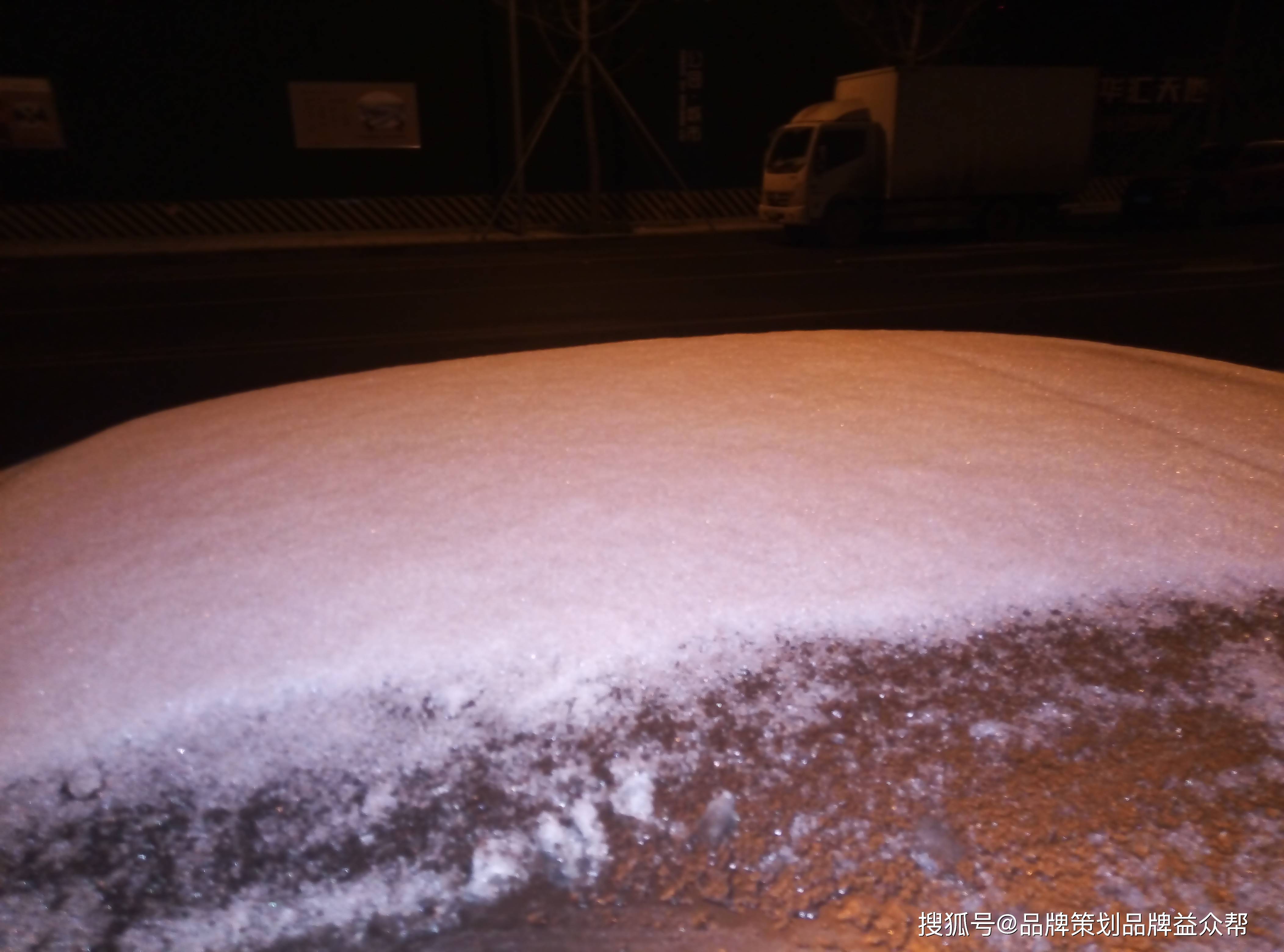 2021年的下雪自然风景图片欣赏分享雪后车顶积雪自然风光图片