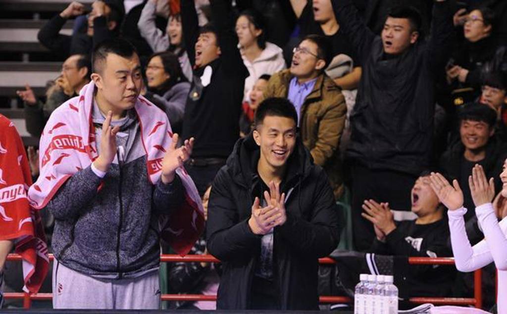 辽篮的易建联33岁却一反常态上演灌篮追随杨鸣并不为钱