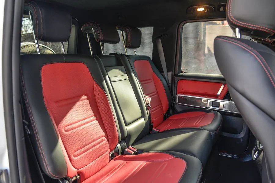 后排座椅的坐垫可以掀起,下面藏有随车工具,三角警示牌,千斤顶,拖车钩