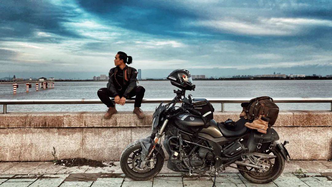 骑着摩托扛着相机流浪地球的化哥LEO | #我和我的贝纳利#