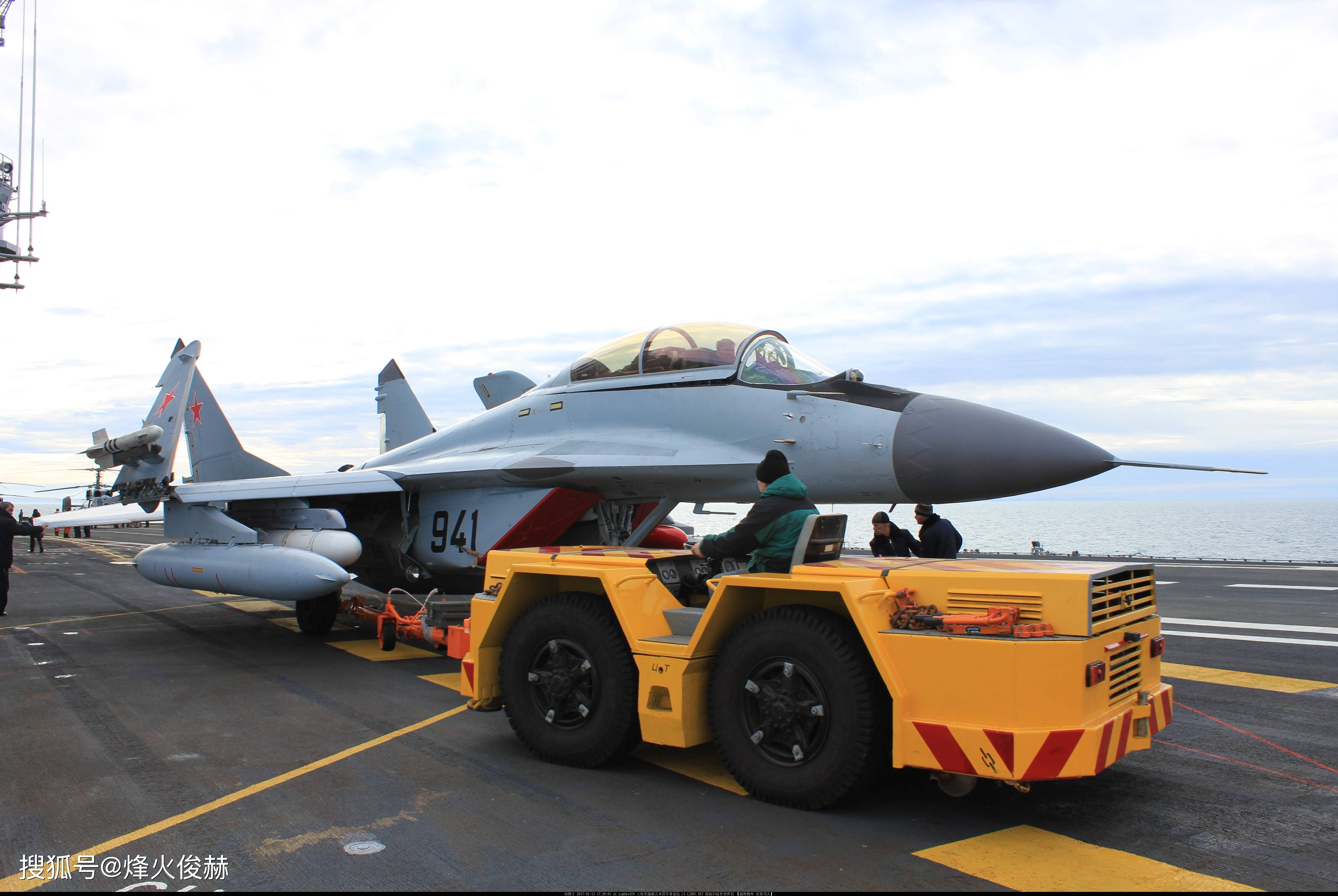 好奇心:印度航母还是农用拖拉机当牵引车么?其实换了一种