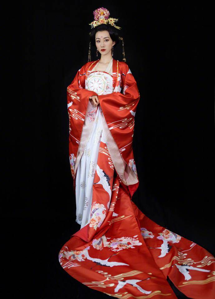 韩雪穿仙鹤红衣变杨贵妃,古典韵味缓缓袭来,举手投足间雍容大气_造型