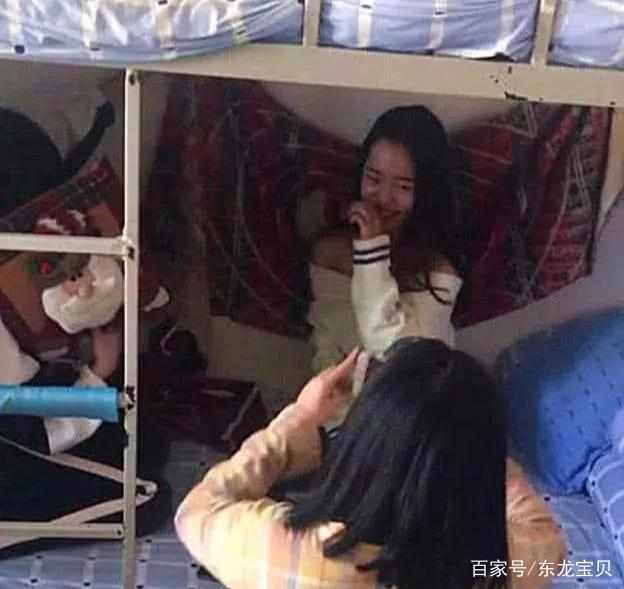 女大学生宿舍拍写真,看到周围全景和效果后,男生们再也忍不住了