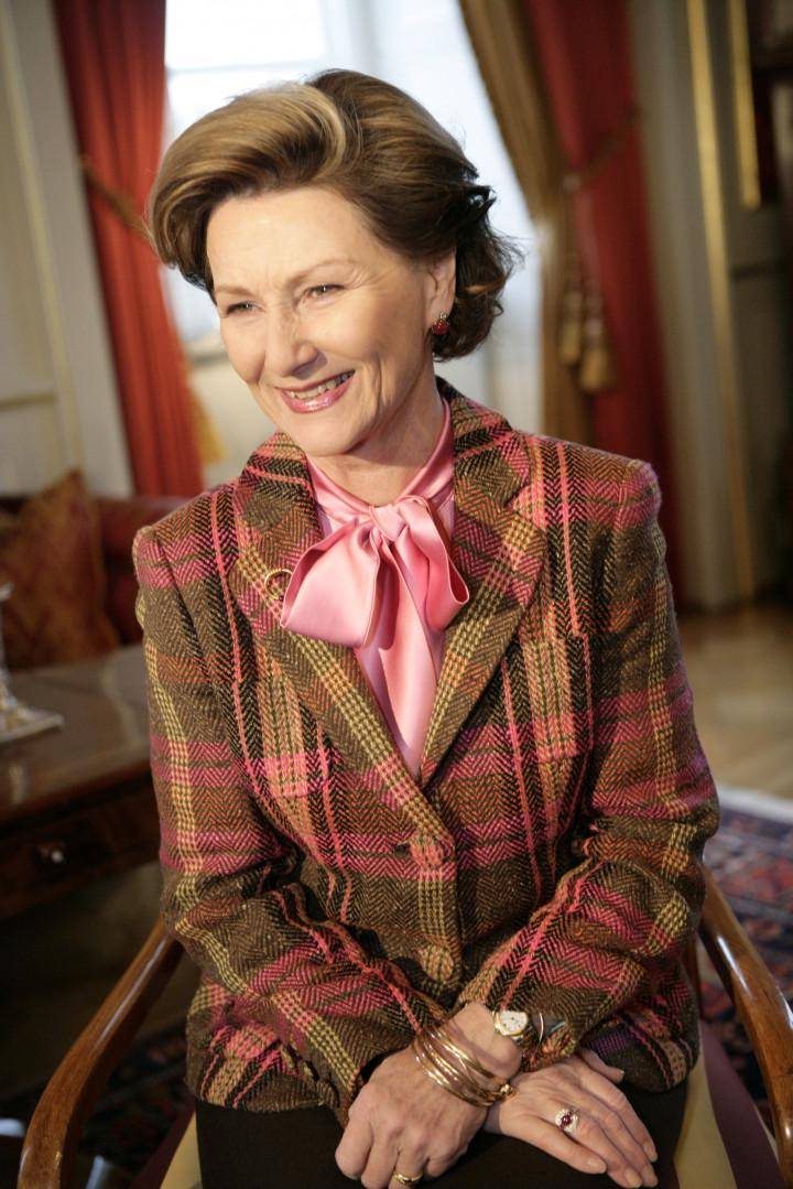 原创挪威国王携妻大秀恩爱,宋雅王后衣品获赞,她才是第一位平民王妃