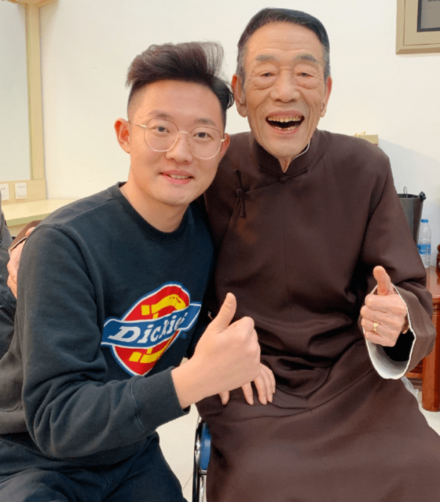 高峰徒弟晒与马志明杨少华等前辈合影,执镜人成焦点!