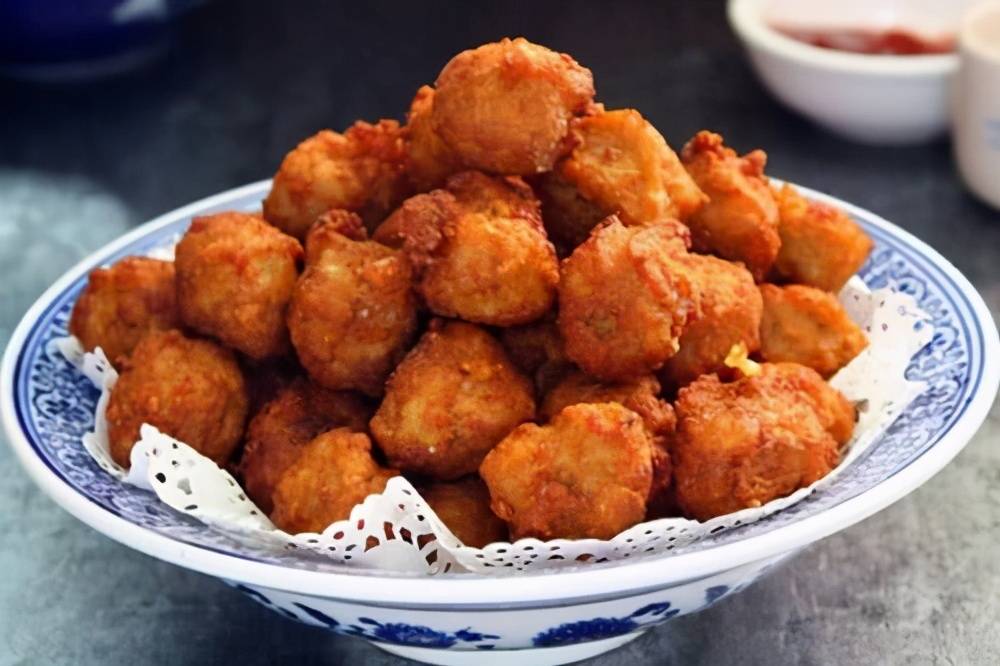 快过年啦,教你面丸子这样炸,外酥里嫩又好吃,放一天都不回软