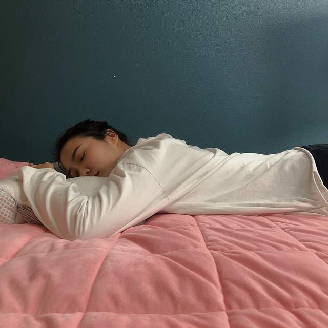 特别提示:孕晚期的正确睡姿应是侧卧位,最好左侧右侧轮换着睡.