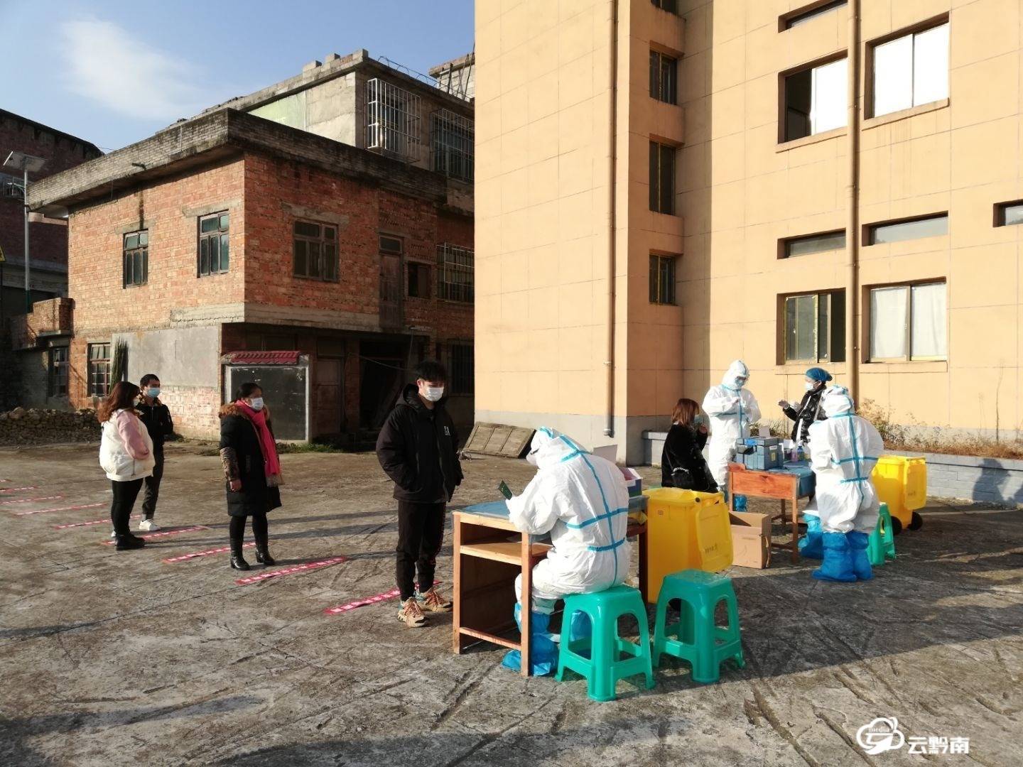 由于检测人数较多,为避免人群聚集扎堆,社区采用分村组,分时间段的