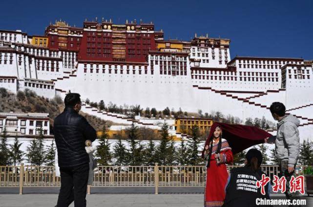 西藏拟新增20条航线 打造世人向往的旅游目的地