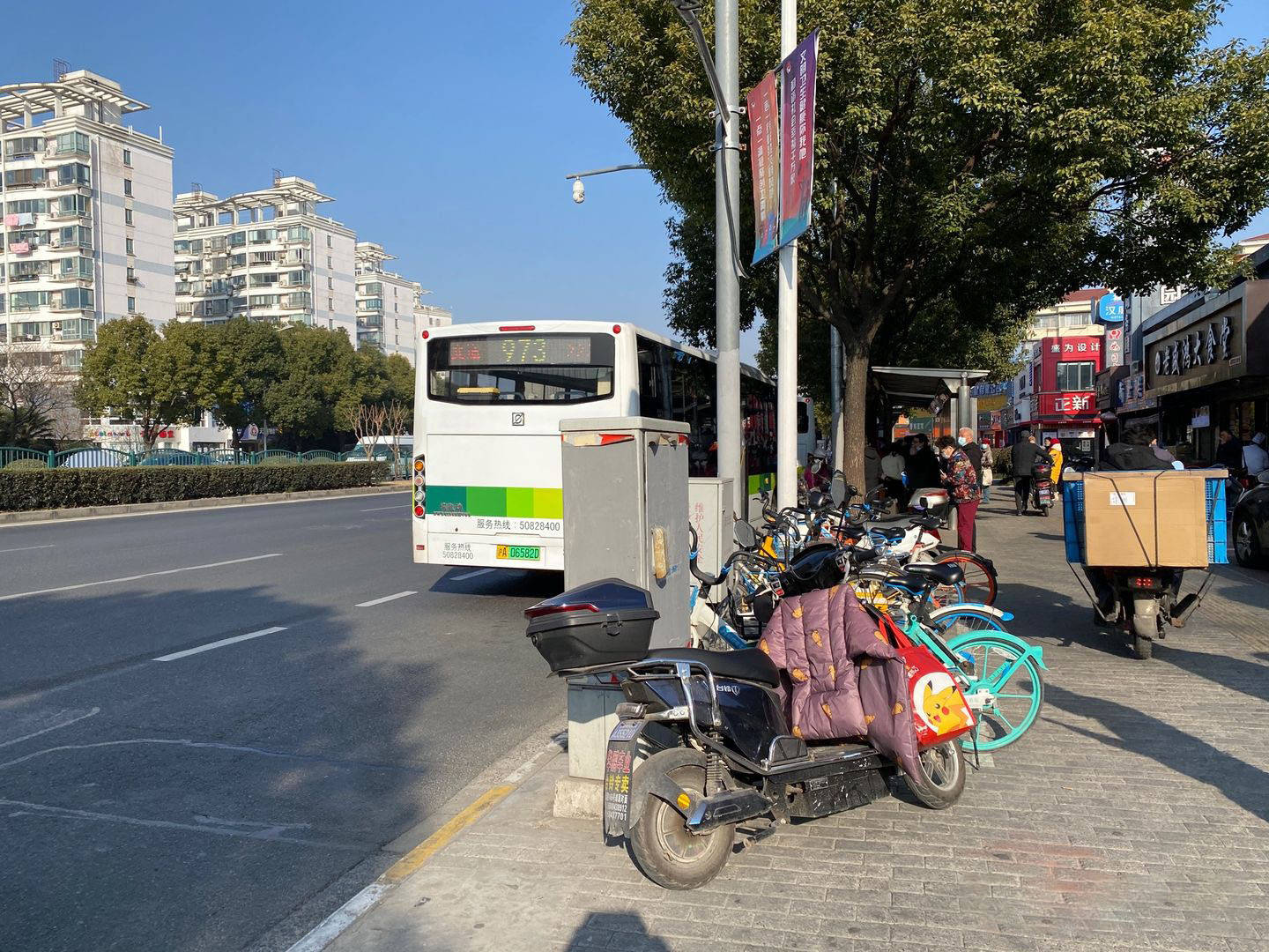 上海一公交急刹车致38岁女乘客被甩出2米远,不幸身亡!