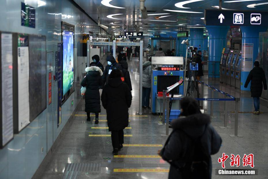 1 12 1月22日,市民从北京地铁10线潘家园站进站乘车.