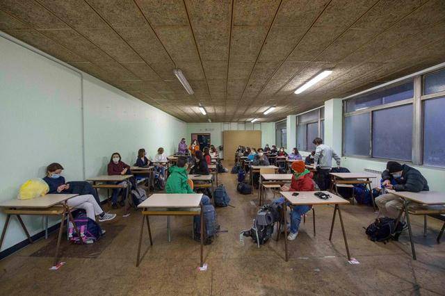 意大利学生占领学校，教室中上课抗议远程学习 图3